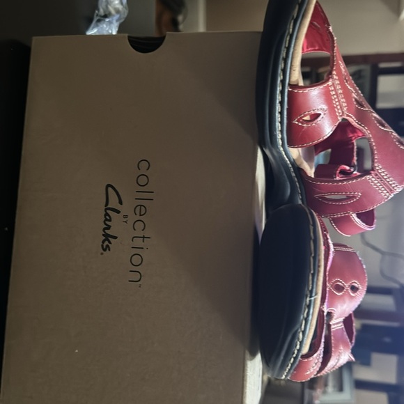 Clark’s comfy red walking sandals - Picture 5 of 7